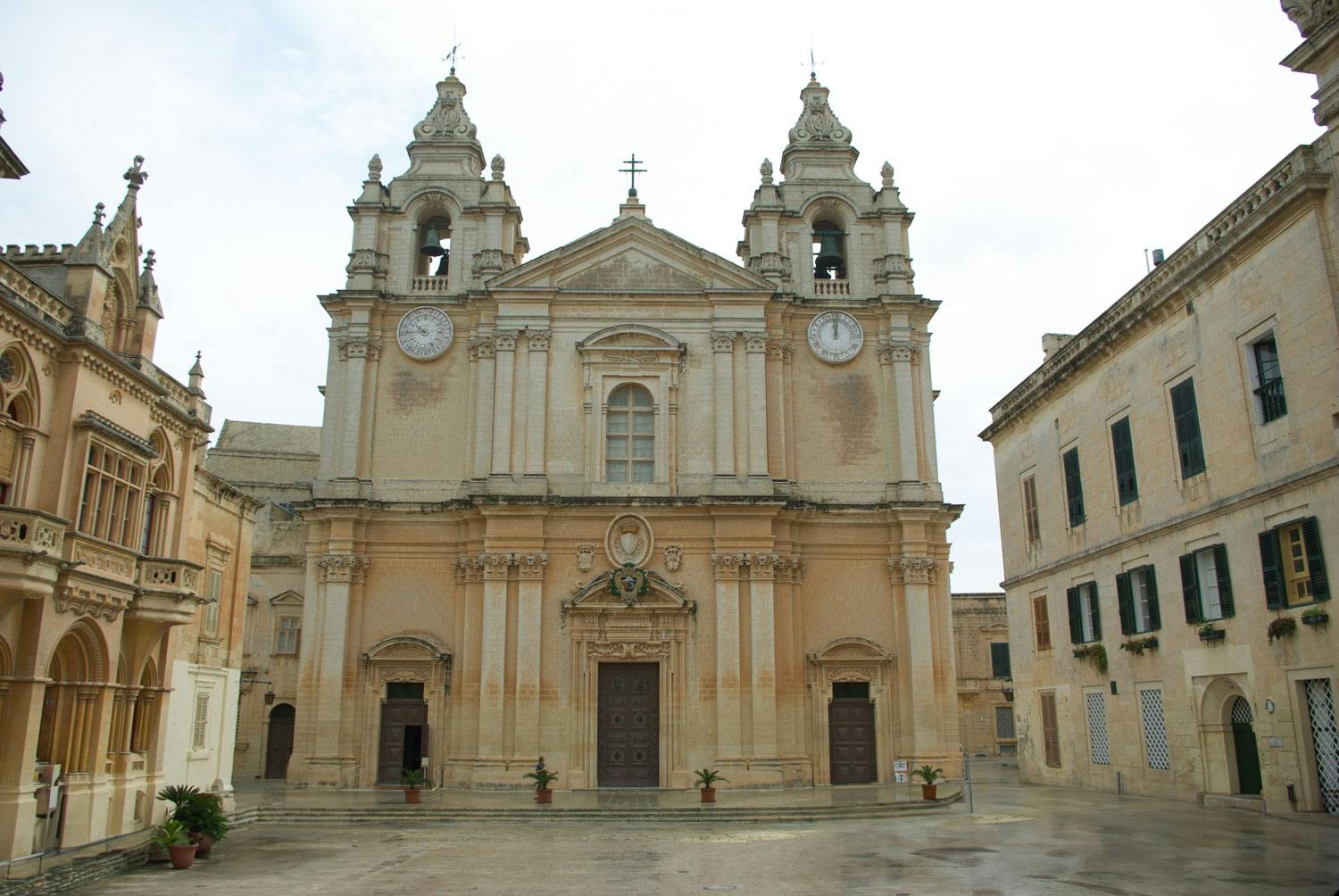 igp0205 P98dD Kirke i Malta uden biler og turister
